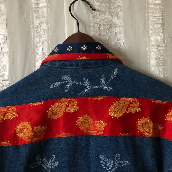 Embroidered Denim Jacket ✨VINTAGE✨ - Picture 9 of 10